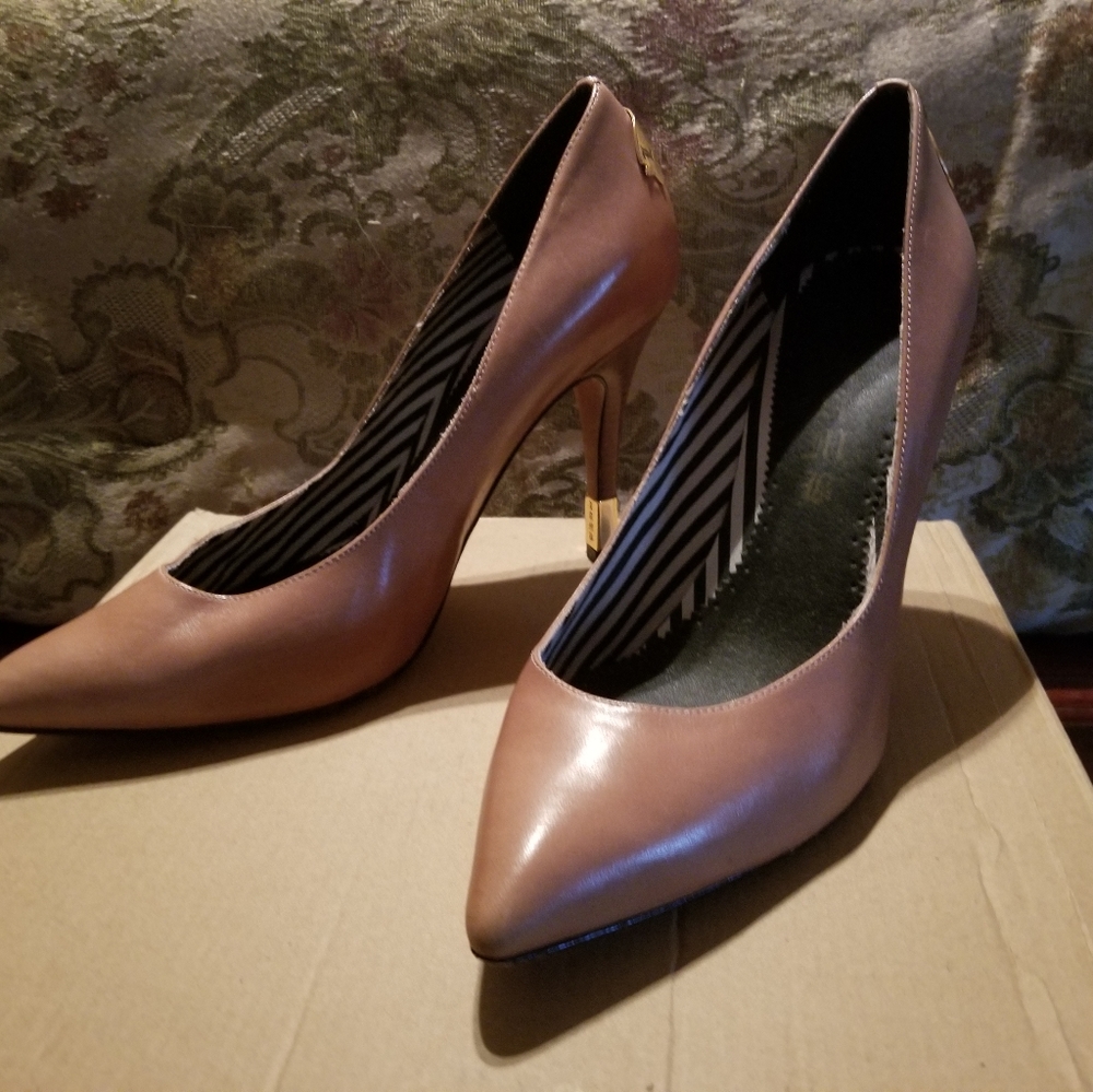 L.A.M.B. pumps - 8.5 M